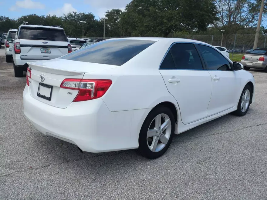 2013 Toyota Camry SE photo 1