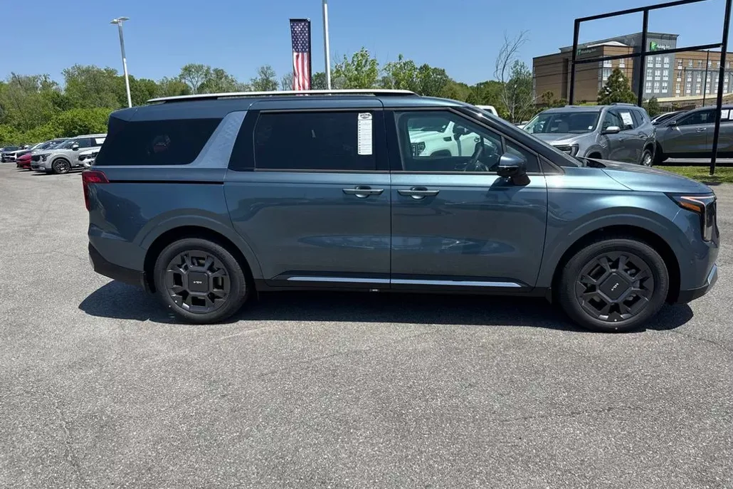 2025 Kia Carnival SX photo 1