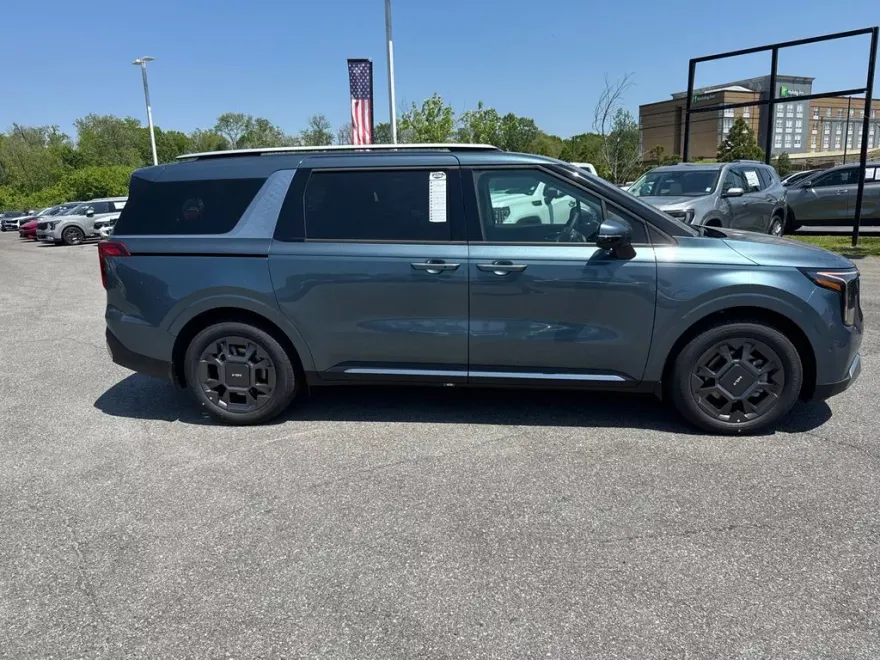 2025 Kia Carnival SX photo 1