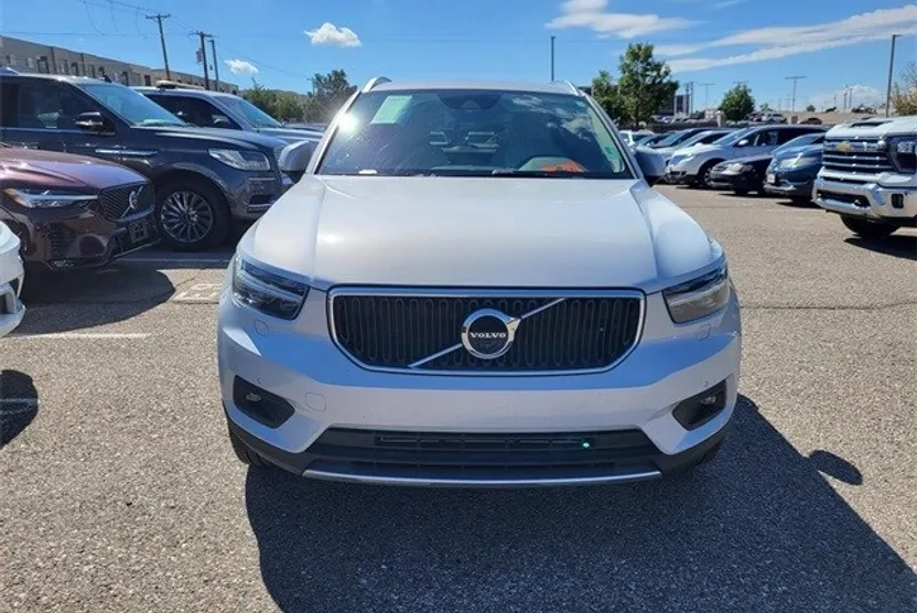 2021 Volvo XC40 Momentum photo 1
