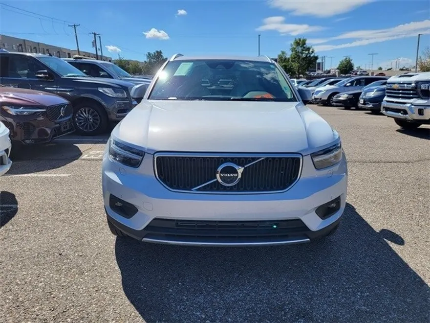 2021 Volvo XC40 T5 Momentum photo 1
