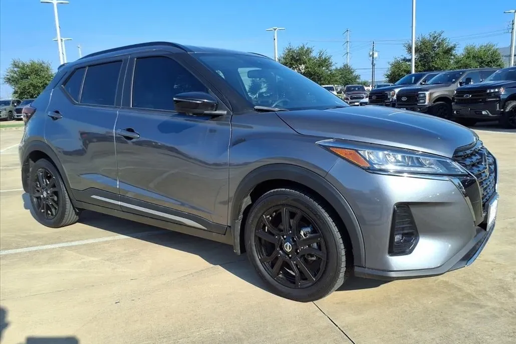 2021 Nissan Kicks SR photo 1