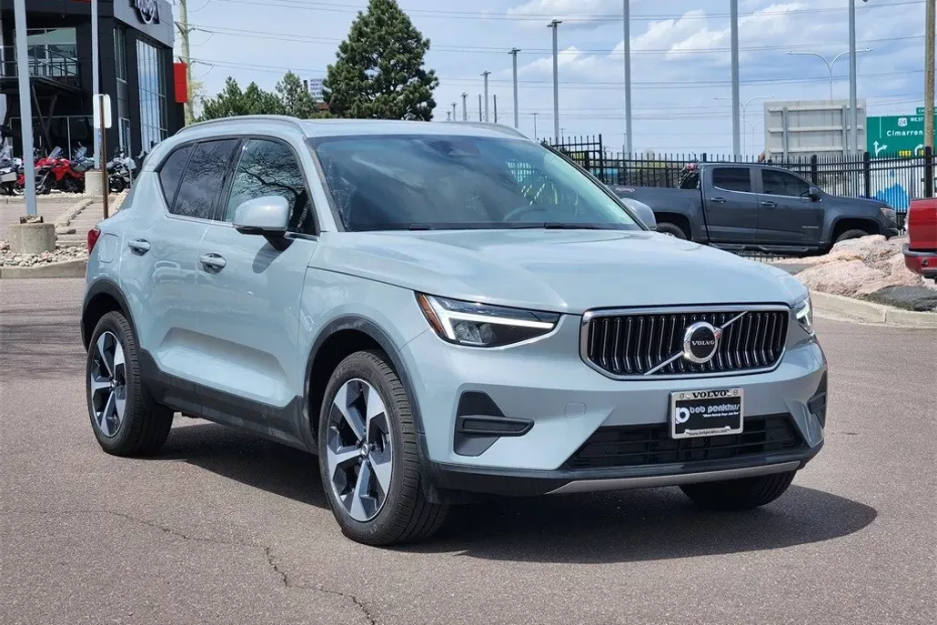 2025 Volvo XC40 Core photo 1