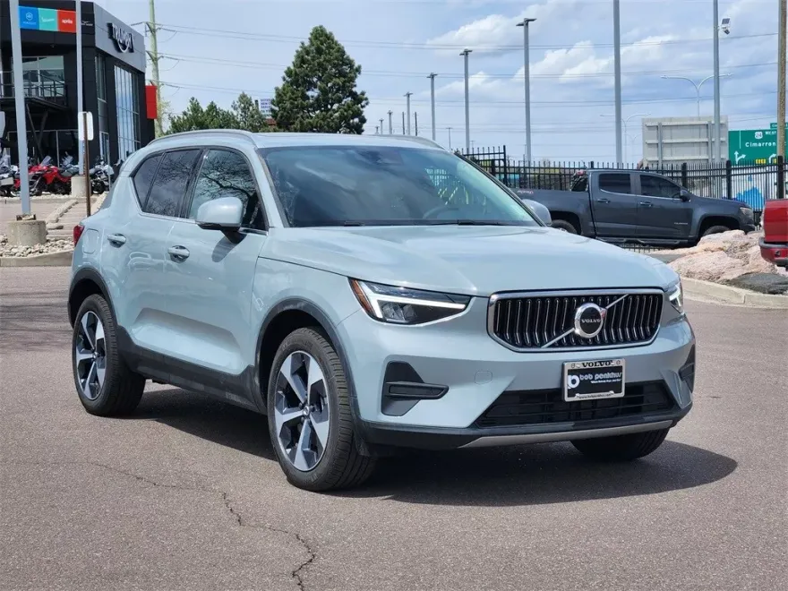 2025 Volvo XC40 Core photo 1