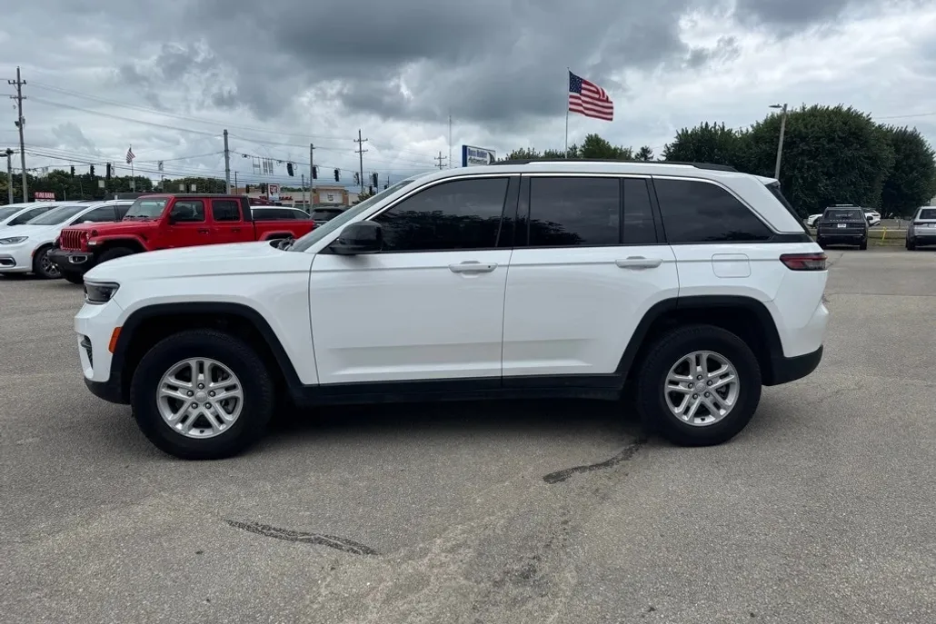 2023 Jeep Grand Cherokee Laredo photo 1