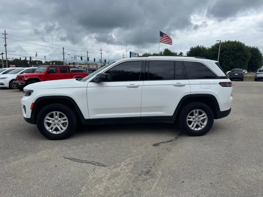 2023 Jeep Grand Cherokee Laredo photo 1