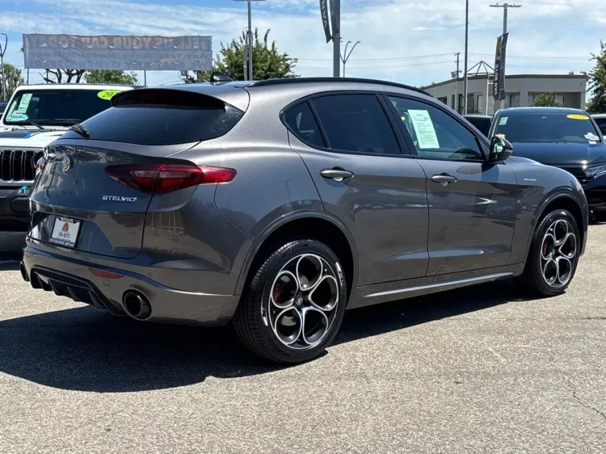 2022 Alfa Romeo Stelvio Ti photo 1