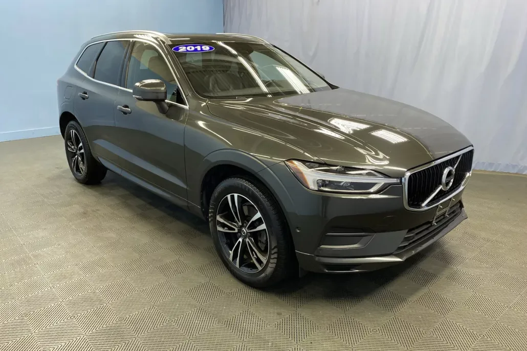 2019 Volvo XC60 Momentum photo 1