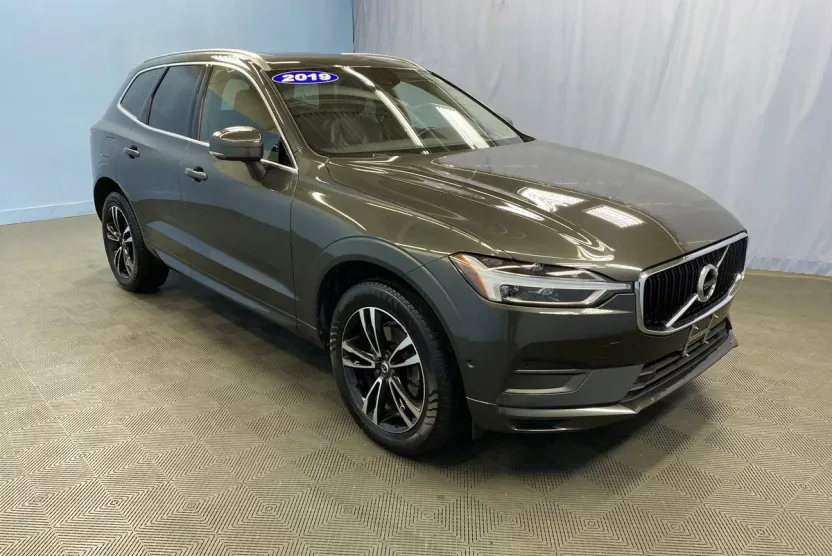 2019 Volvo XC60 Momentum photo 1