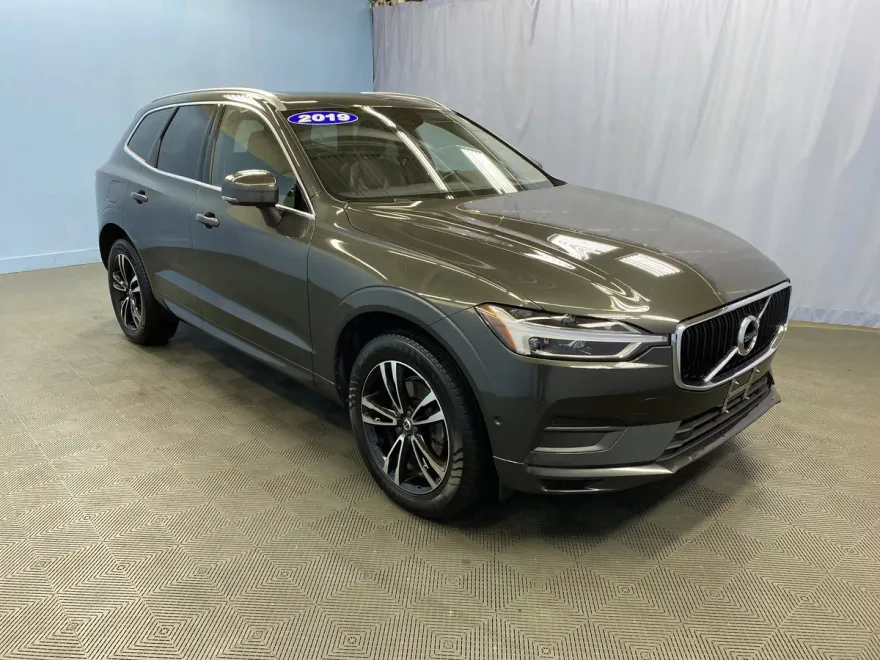2019 Volvo XC60 Momentum photo 1
