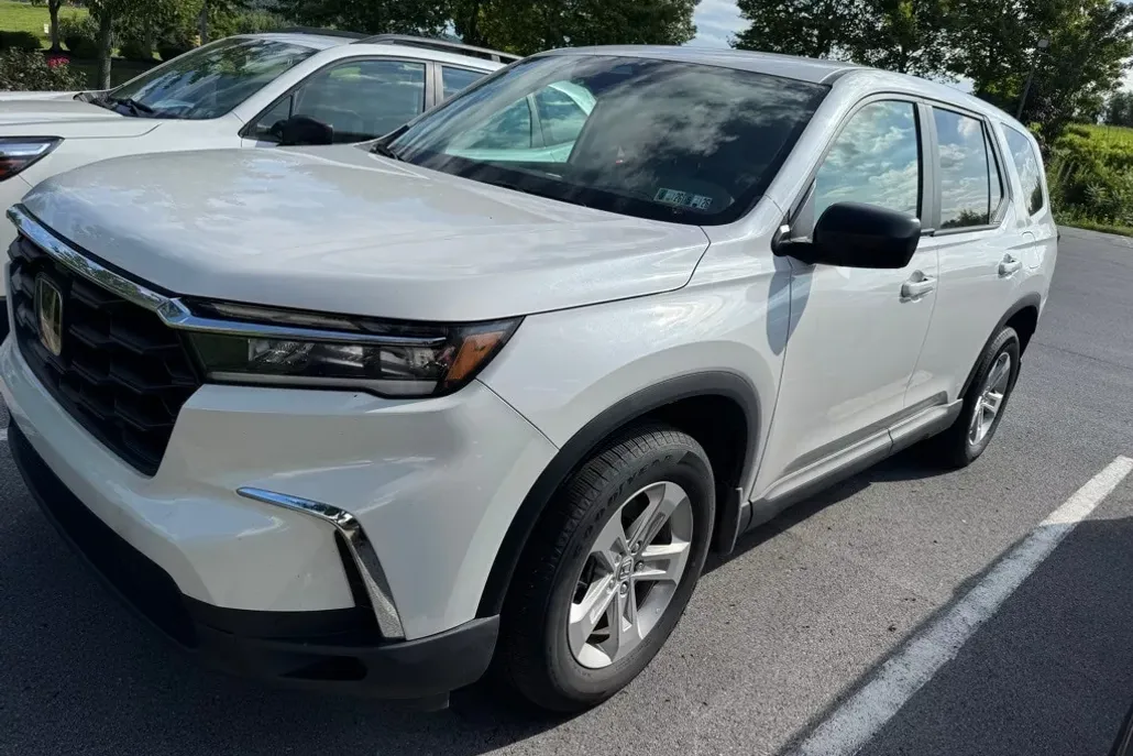 2023 Honda Pilot LX photo 1