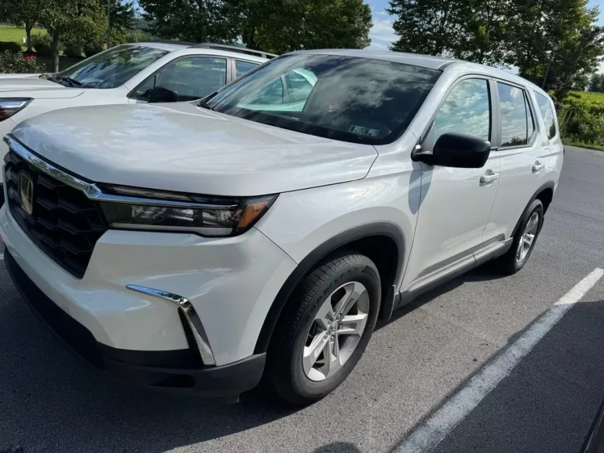 2023 Honda Pilot LX photo 1