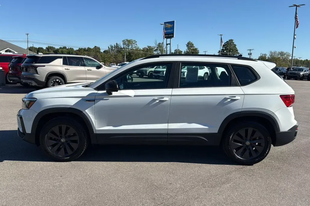 2022 Volkswagen Taos S photo 1