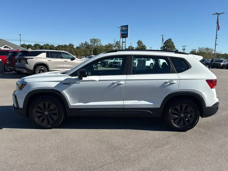 2022 Volkswagen Taos S photo 1