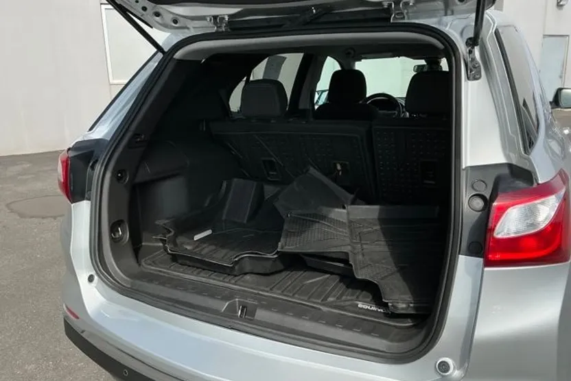 2021 Chevrolet Equinox LT photo 1