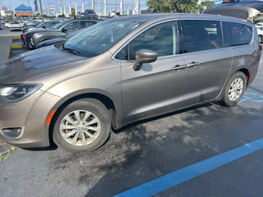 2018 Chrysler Pacifica Touring Plus photo 1