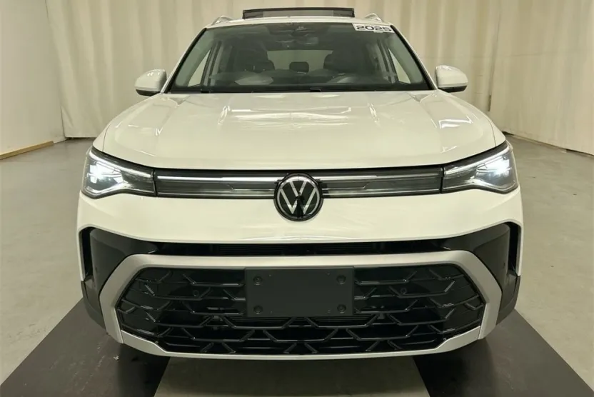 2025 Volkswagen Taos SEL photo 1