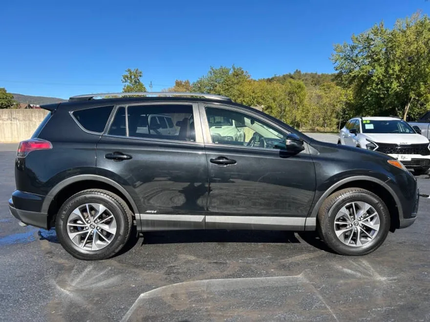 2018 Toyota RAV4 Hybrid XLE photo 1