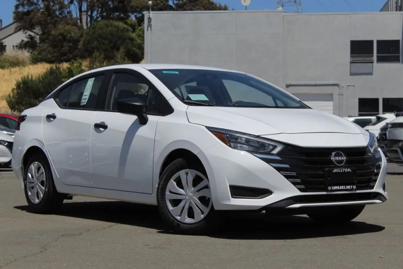 2025 Nissan Versa 1.6 S photo 1