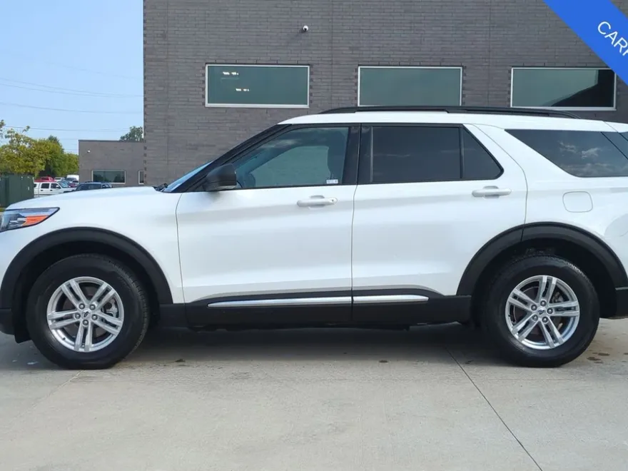 2024 Ford Explorer XLT photo 1