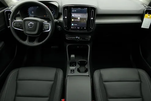 2025 Volvo XC40 Core photo 2