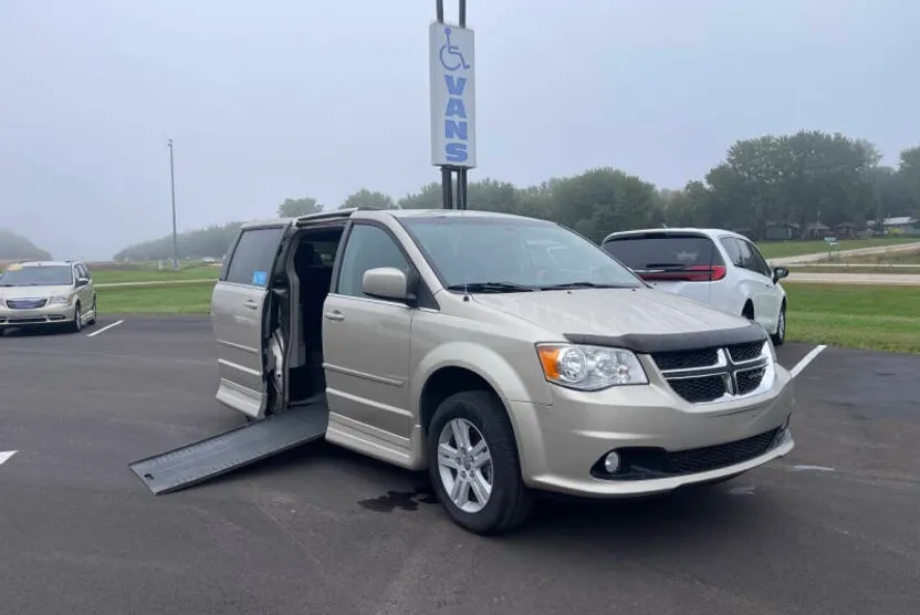 2013 Dodge Grand Caravan Crew photo 1