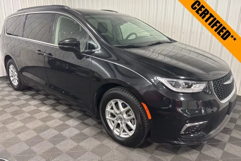 2022 Chrysler Pacifica Touring L photo 1