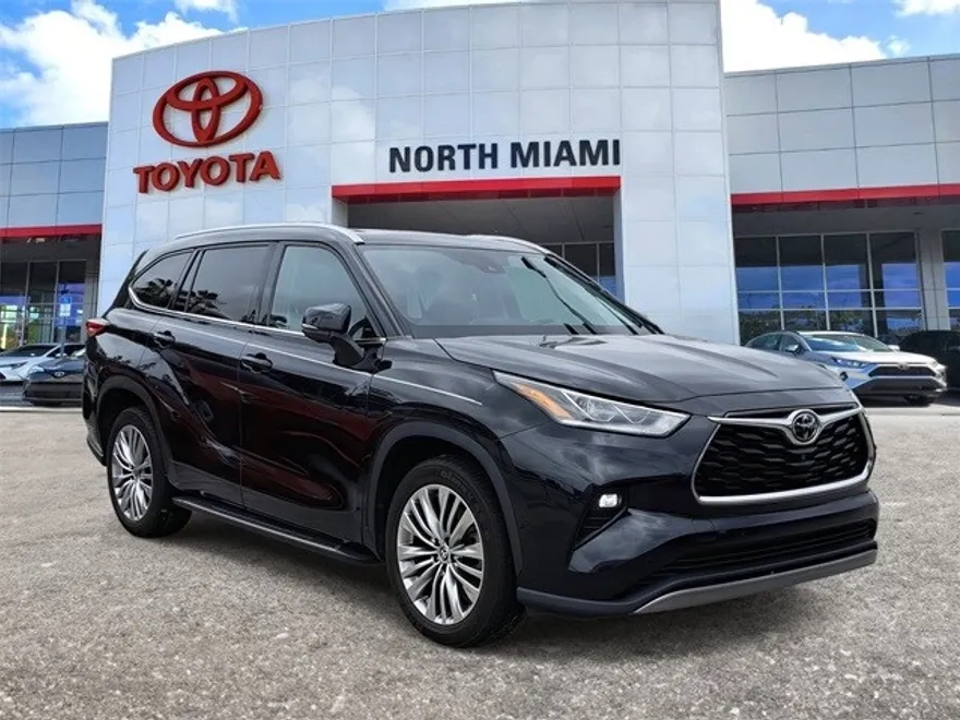 2023 Toyota Highlander Platinum photo 1