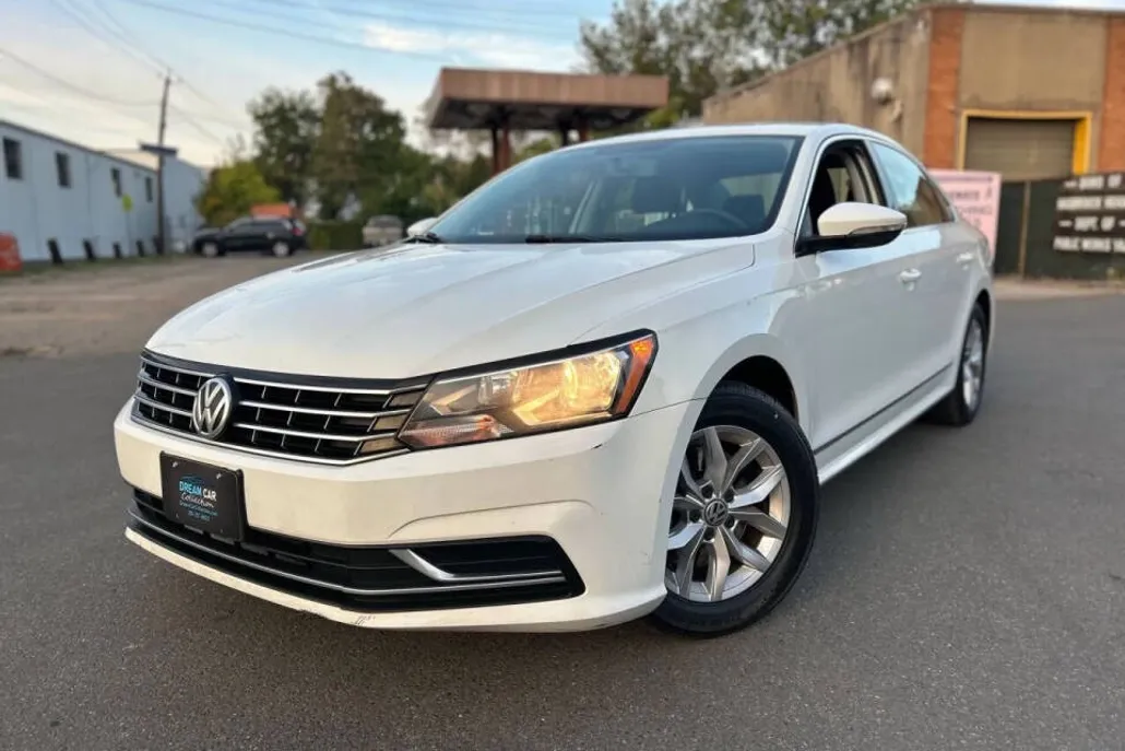 2016 Volkswagen Passat TDI S R-Line photo 1