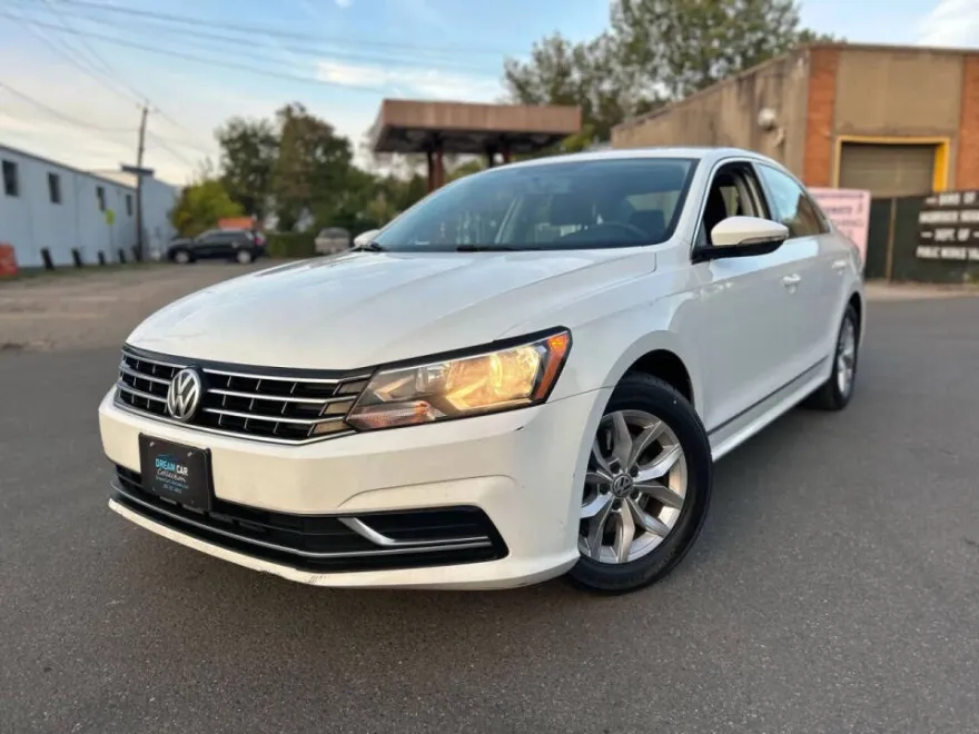 2016 Volkswagen Passat TDI S R-Line photo 1