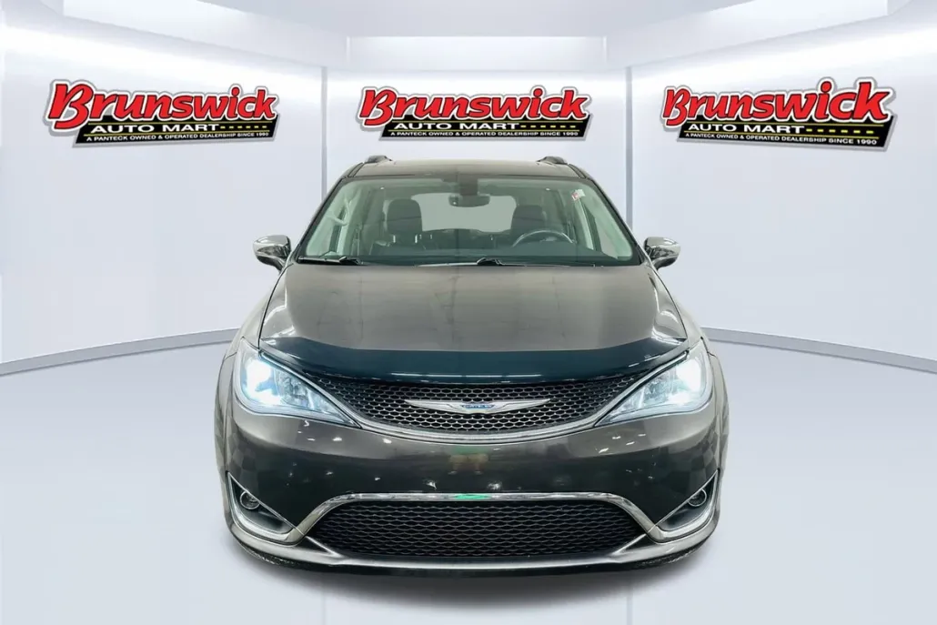 2017 Chrysler Pacifica Limited photo 1