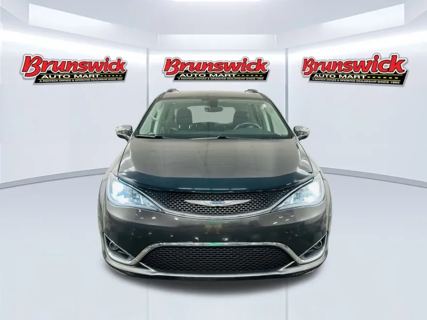 2017 Chrysler Pacifica Limited photo 1