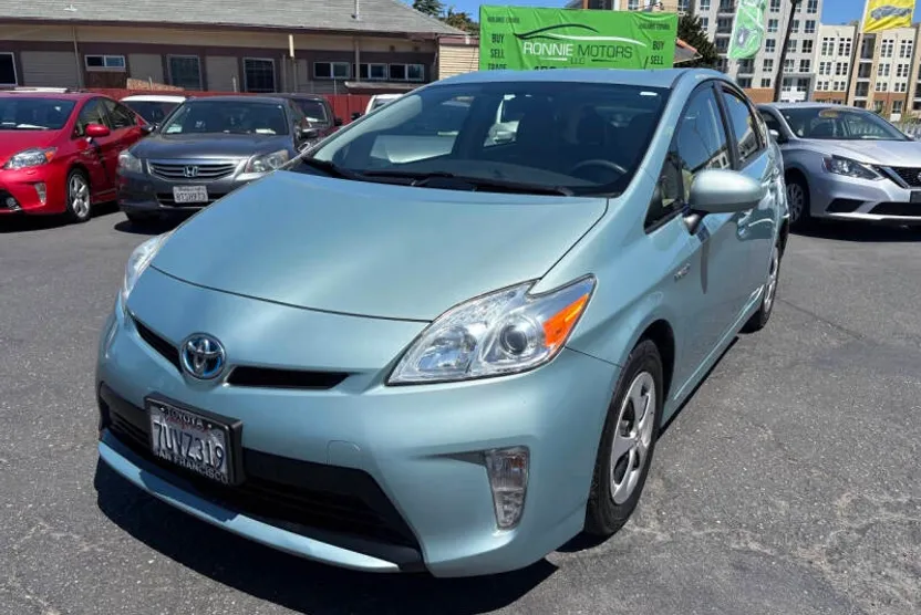 2014 Toyota Prius Three photo 1