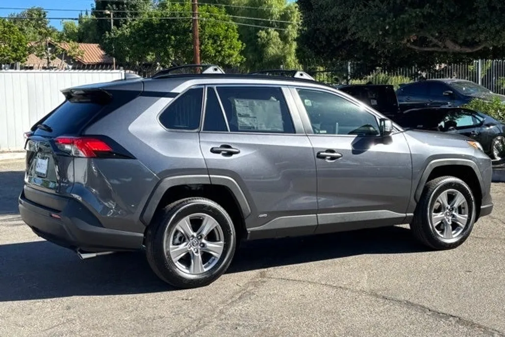 2025 Toyota RAV4 Hybrid LE photo 1
