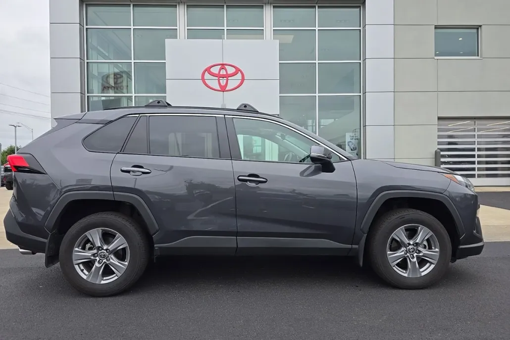 2022 Toyota RAV4 XLE photo 1