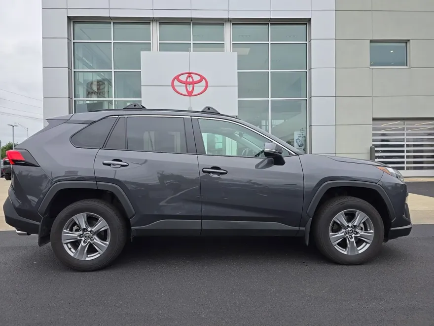 2022 Toyota RAV4 XLE photo 1