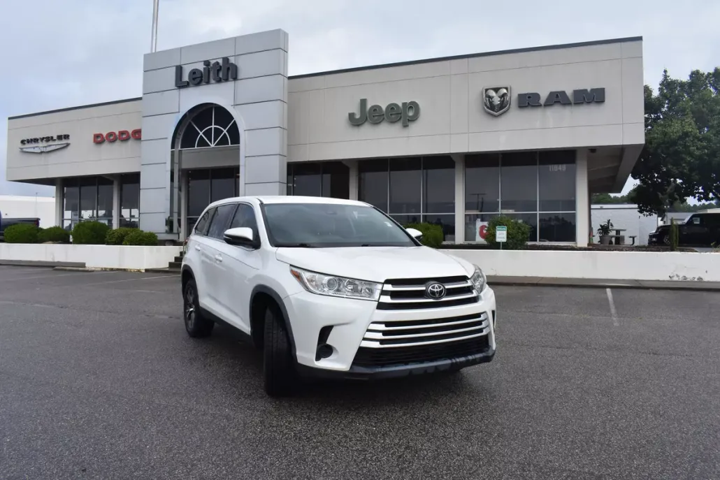 2019 Toyota Highlander LE photo 1