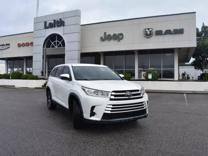 2019 Toyota Highlander LE photo 1