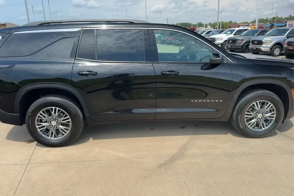 2025 Chevrolet Traverse 1LT photo 1