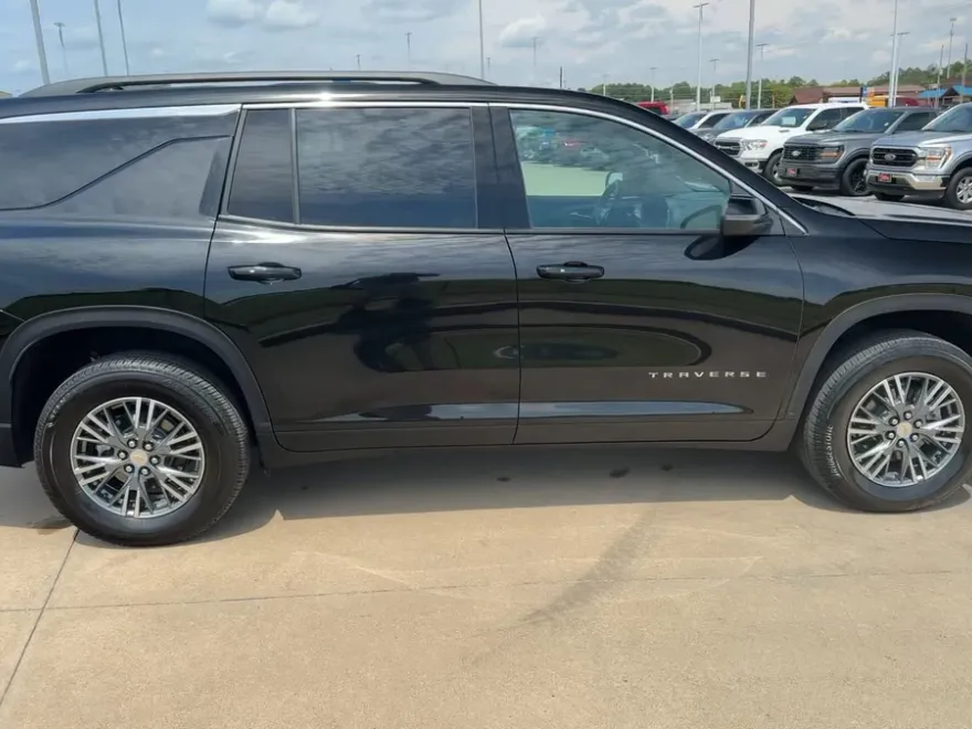 2025 Chevrolet Traverse 1LT photo 1
