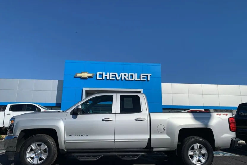 2018 Chevrolet Silverado LT photo 1