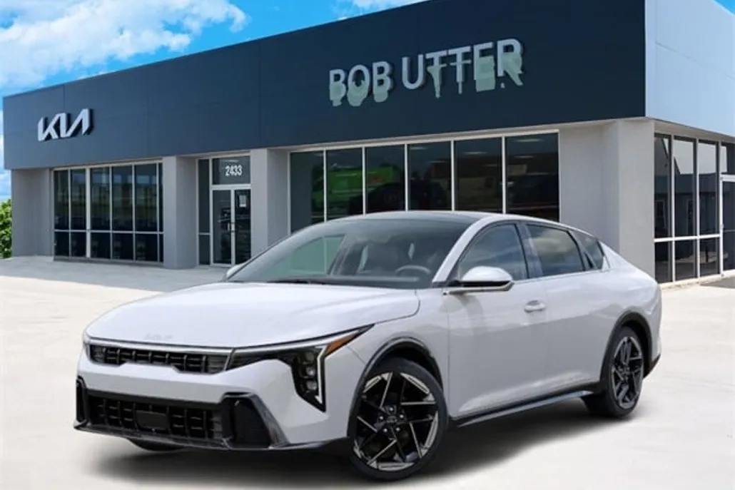 2025 Kia K4 GT-Line photo 1