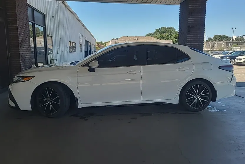 2022 Toyota Camry SE photo 1