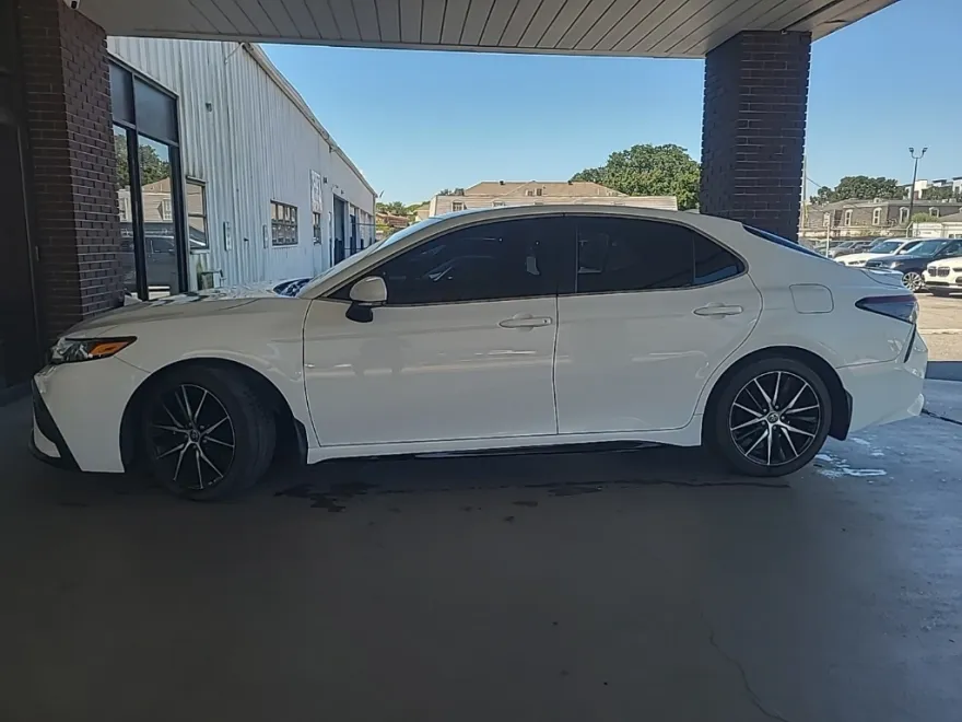 2022 Toyota Camry SE photo 1