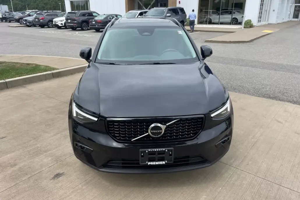 2025 Volvo XC40 Plus photo 1