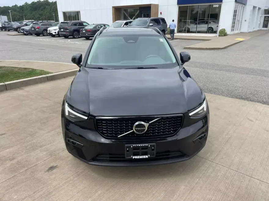 2025 Volvo XC40 Plus photo 1