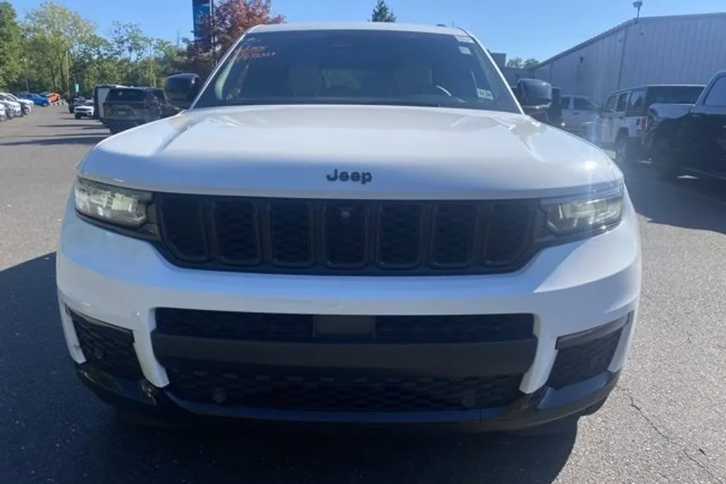 2023 Jeep Grand Cherokee Limited photo 1
