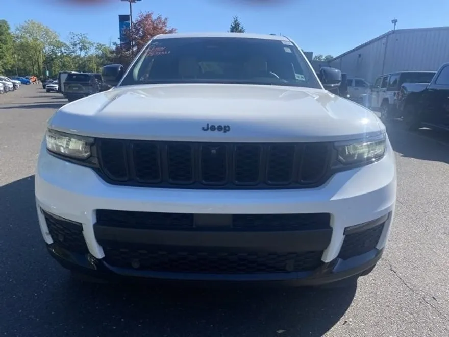 2023 Jeep Grand Cherokee Limited photo 1