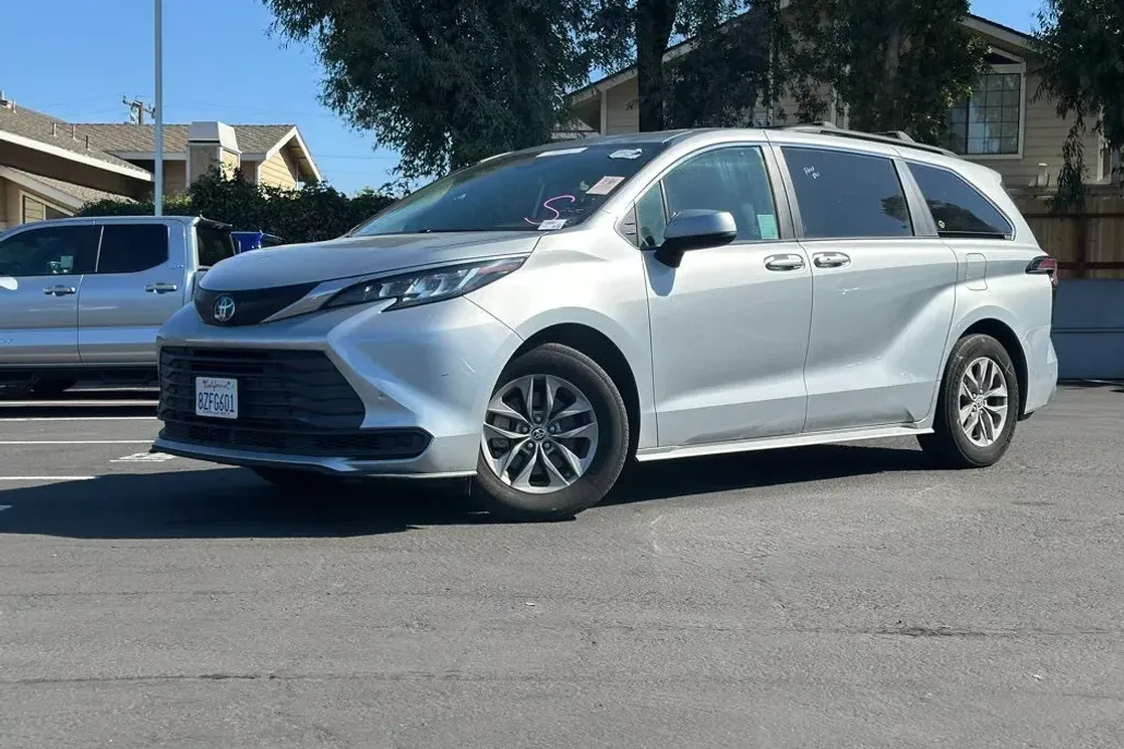 2022 Toyota Sienna LE photo 1