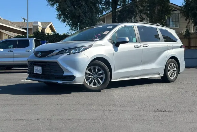 2022 Toyota Sienna LE photo 1